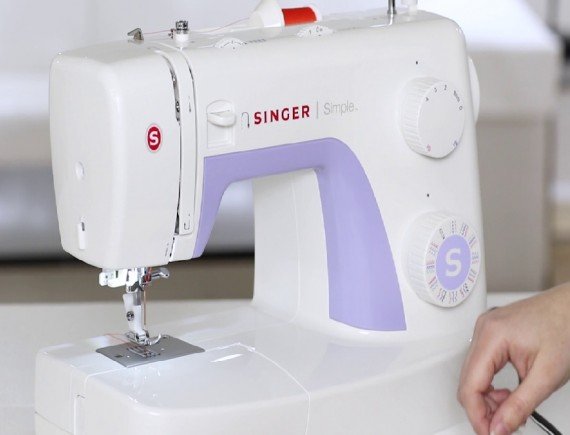 SINGER - SEWING MACHINE SIMPLE 3232